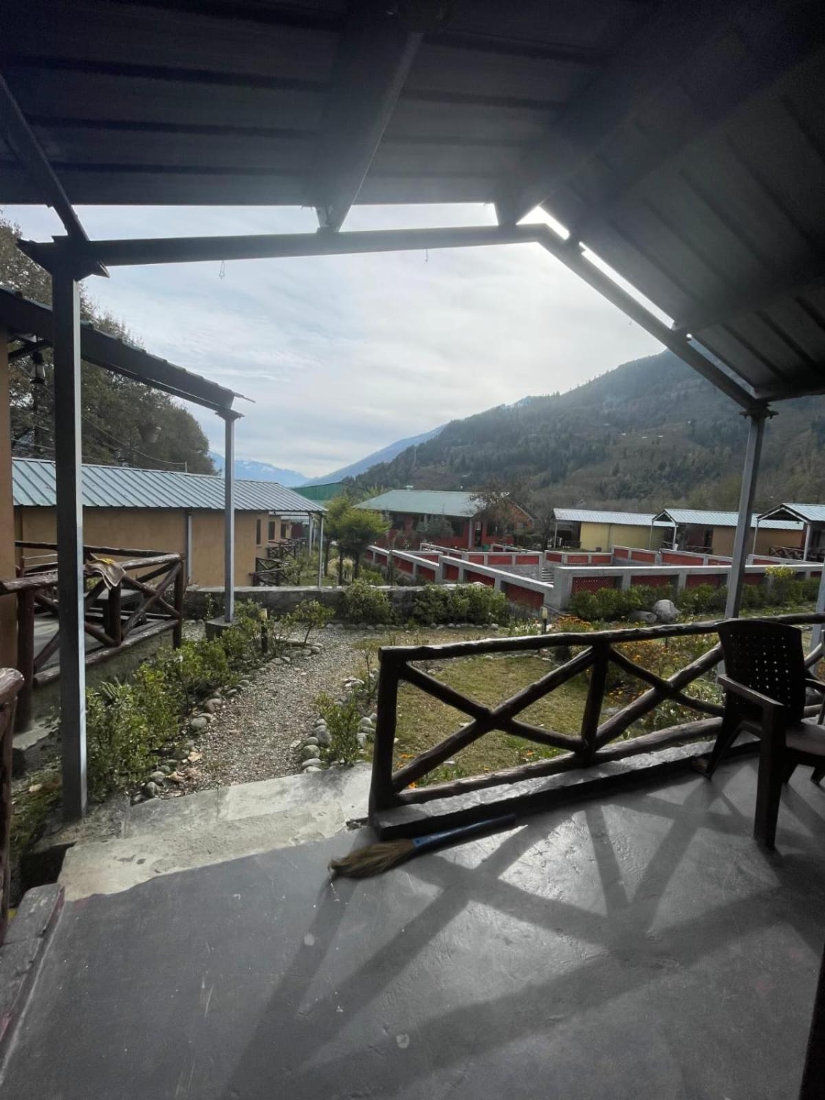 Flora Hills View Hotel Manāli Exterior foto